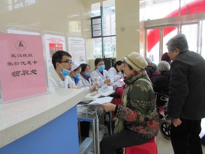 樂齡同行，健康相伴——市六醫(yī)院攜手晚報(bào)俱樂部為老人送上冬日暖陽